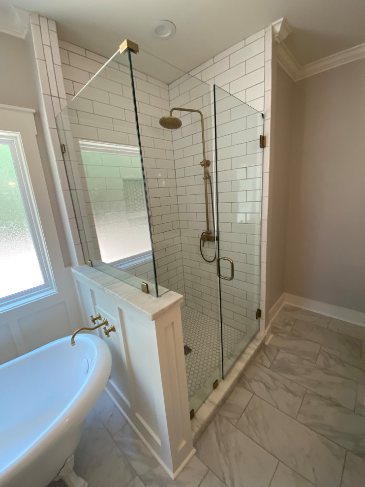 Inspiration för stora lantliga grått en-suite badrum, med skåp i shakerstil, gröna skåp, ett badkar med tassar, våtrum, vit kakel, tunnelbanekakel, grå väggar, skiffergolv, ett undermonterad handfat, marmorbänkskiva, grått golv och dusch med gångjärnsdörr