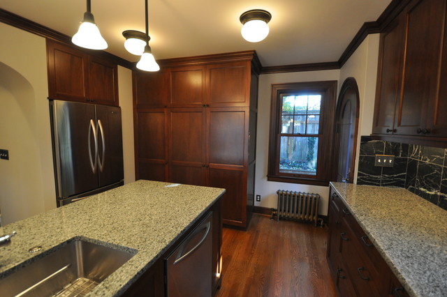 Tudor Kitchen classico-cucina