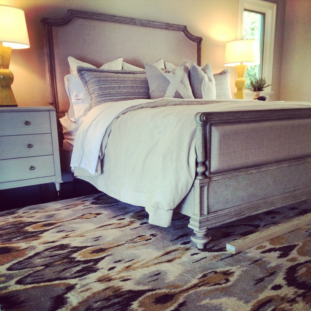 Home design - mid-sized transitional master dark wood floor home design idea in Richmond with gray walls