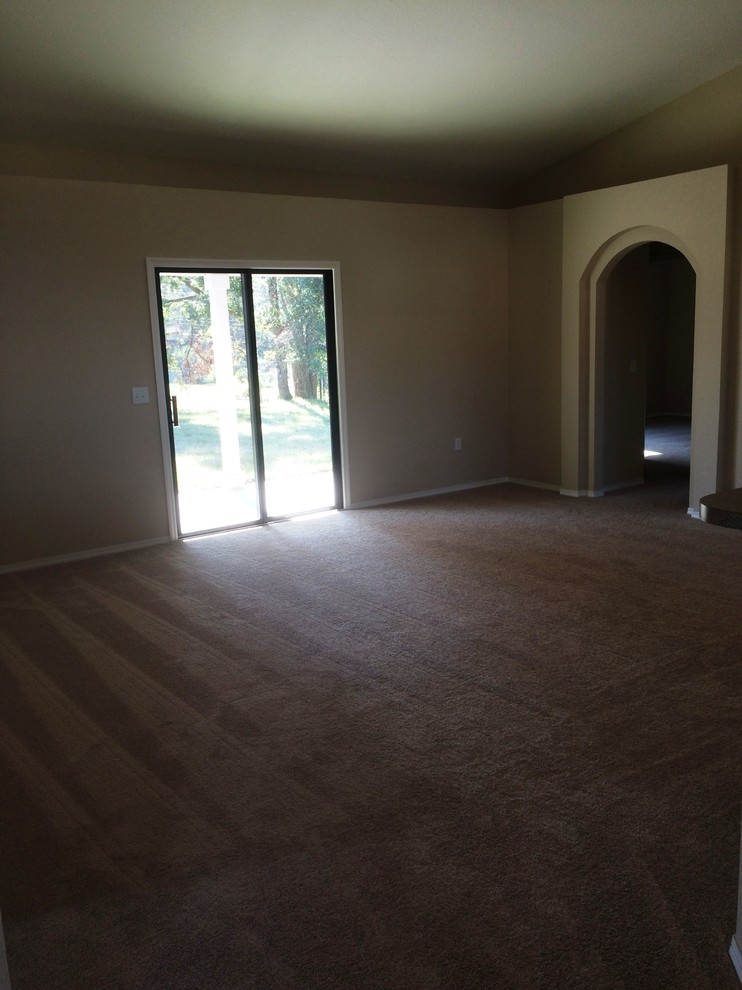 Photo of a mid-sized eclectic open concept living room in Orlando with beige walls, carpet and a freestanding tv.