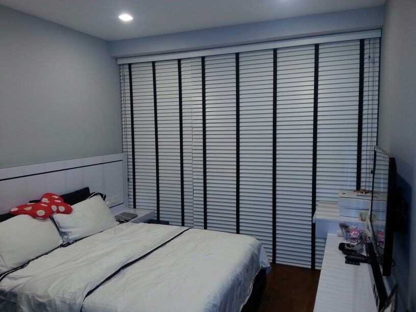 Photo of a mid-sized contemporary master bedroom in Singapore with white walls.
