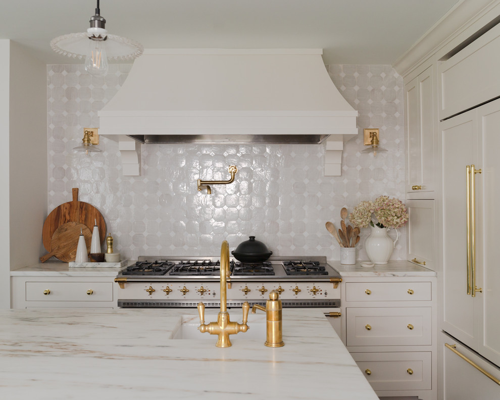 Inspiration för ett vit vitt u-kök, med en undermonterad diskho, luckor med profilerade fronter, vita skåp, marmorbänkskiva, vitt stänkskydd, stänkskydd i mosaik, integrerade vitvaror och en köksö