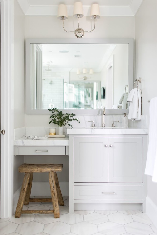 Design ideas for a mid-sized transitional master bathroom in Orange County with shaker cabinets, grey cabinets, a two-piece toilet, grey walls, porcelain floors, an undermount sink, soapstone benchtops and white floor.