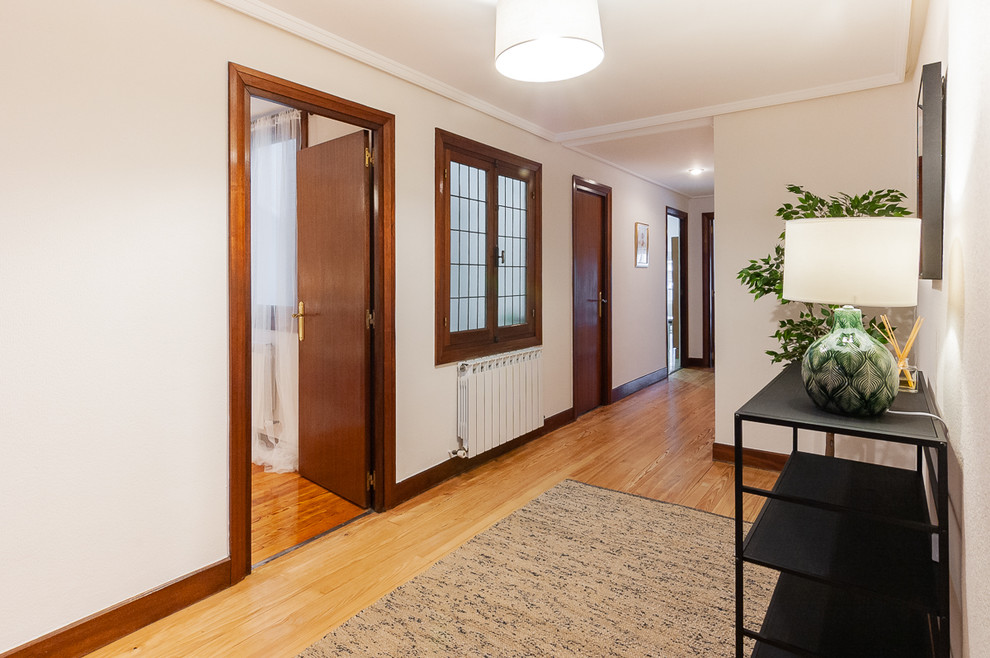 Foto de entrada clásica renovada con suelo de madera en tonos medios