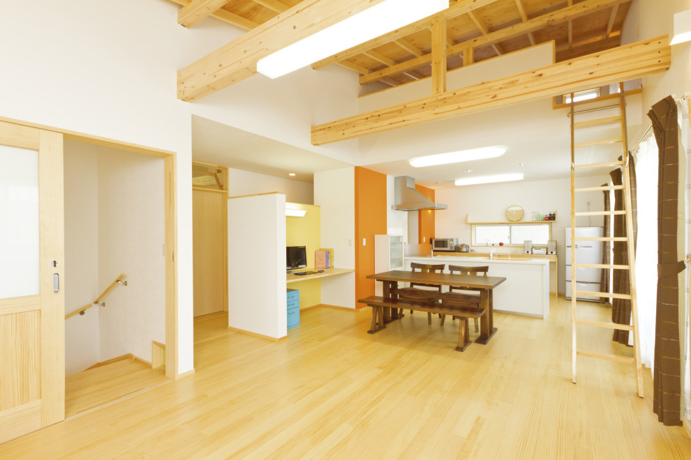 Источник вдохновения для домашнего уюта: гостиная-столовая среднего размера с оранжевыми стенами, светлым паркетным полом, бежевым полом, балками на потолке и обоями на стенах