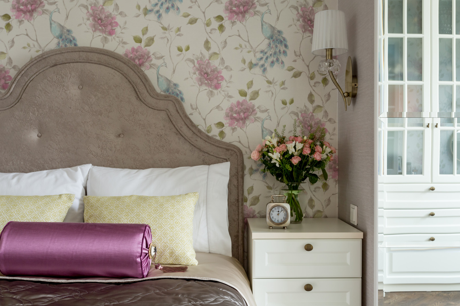 Белое, черное и яркие тона - реализованный проект квартиры в Москве.