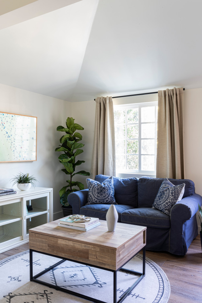 Idee per un piccolo soggiorno tradizionale aperto con pareti beige, pavimento in vinile, pavimento marrone e soffitto a volta
