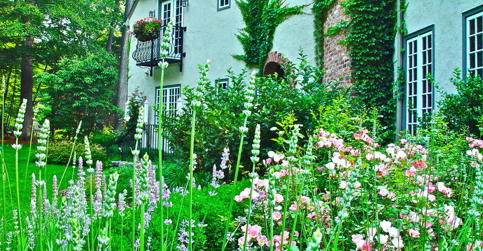 Inspiration for a traditional garden in New York.