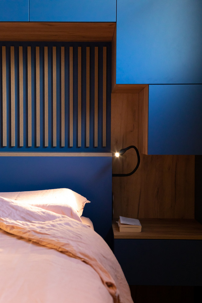 Стильный дизайн: хозяйская спальня среднего размера в современном стиле с белыми стенами без камина - последний тренд