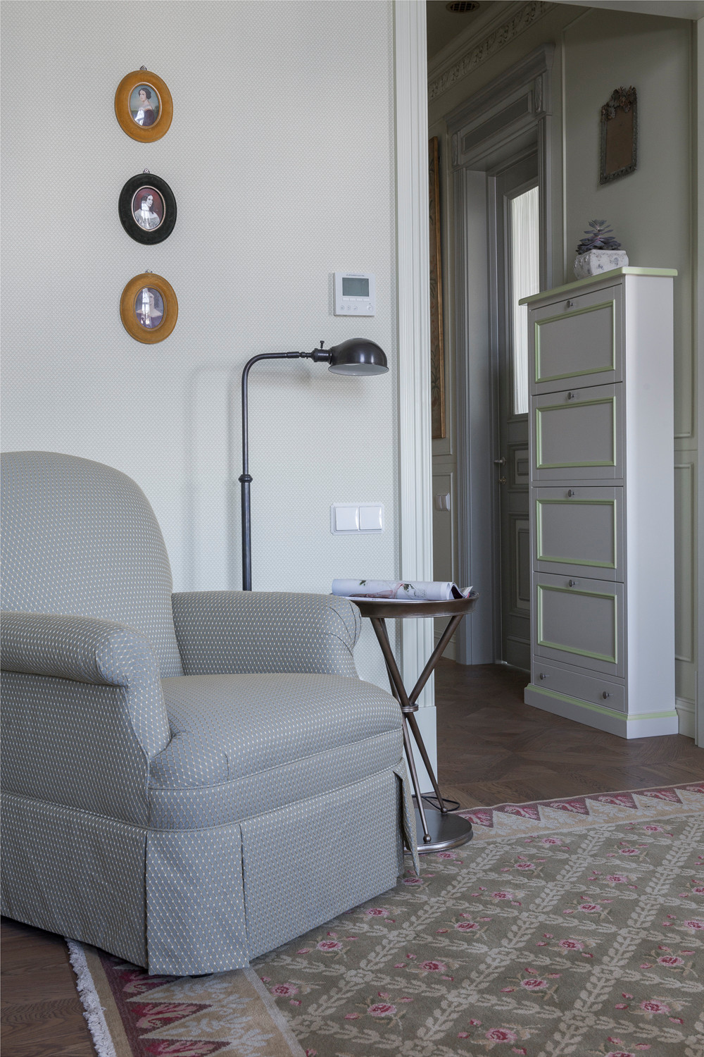 Трехэтажный загородный дом в стиле американской классики