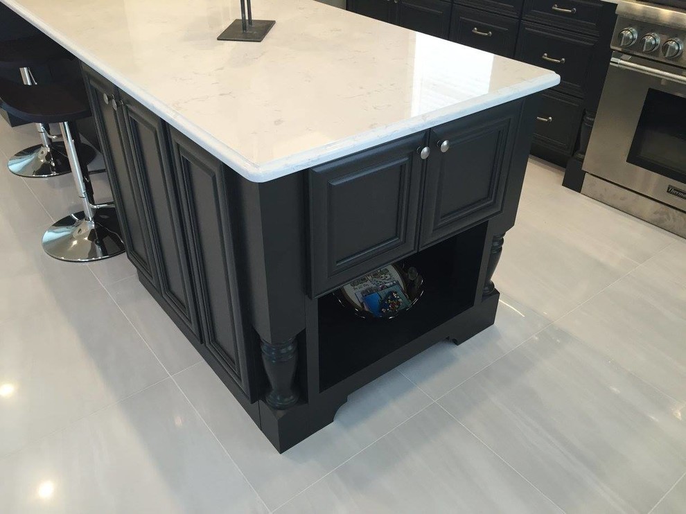Kitchen - transitional kitchen idea in Orlando