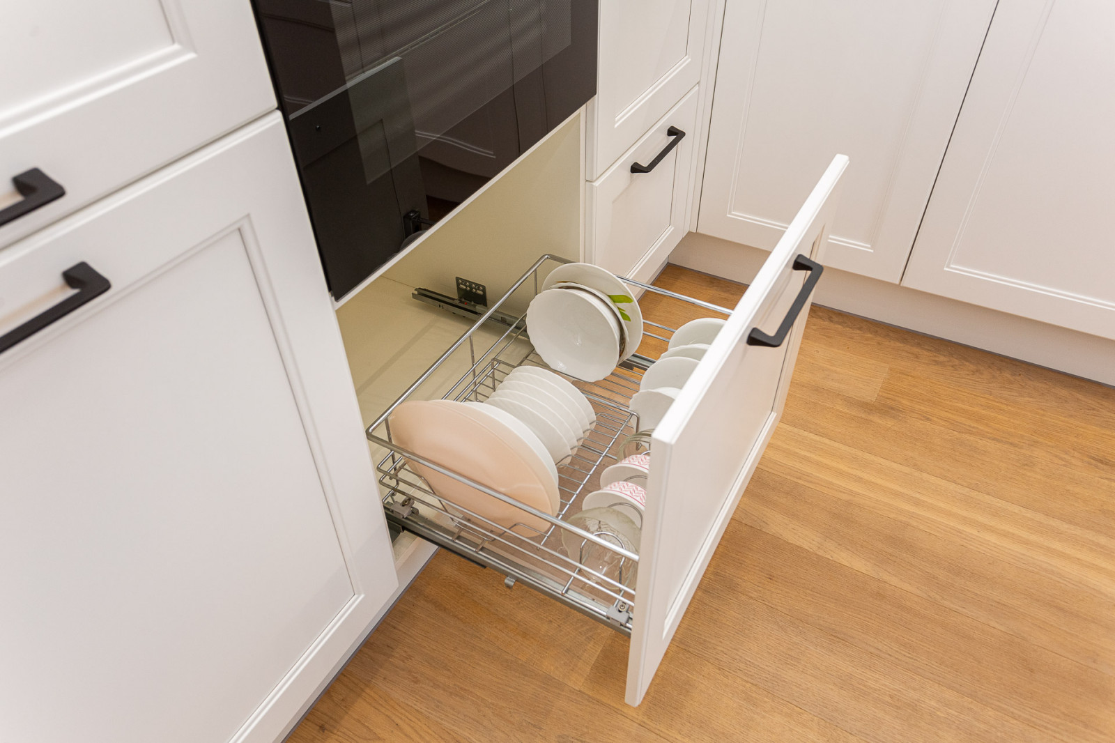 Белая кухня в стиле современная классика