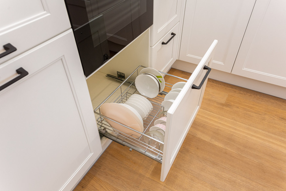 Белая кухня в стиле современная классика