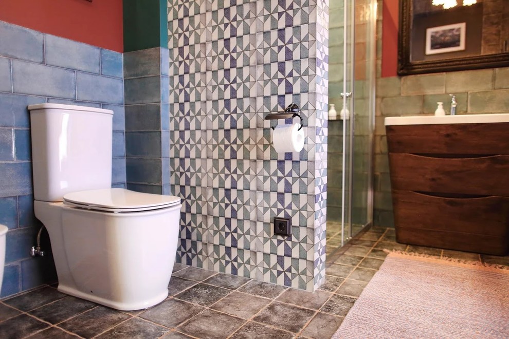 Inspiration for a mid-sized 3/4 bathroom in Saint Petersburg with an alcove shower, a one-piece toilet, green tile, ceramic tile, green walls, ceramic floors, a drop-in sink, grey floor and a sliding shower screen.