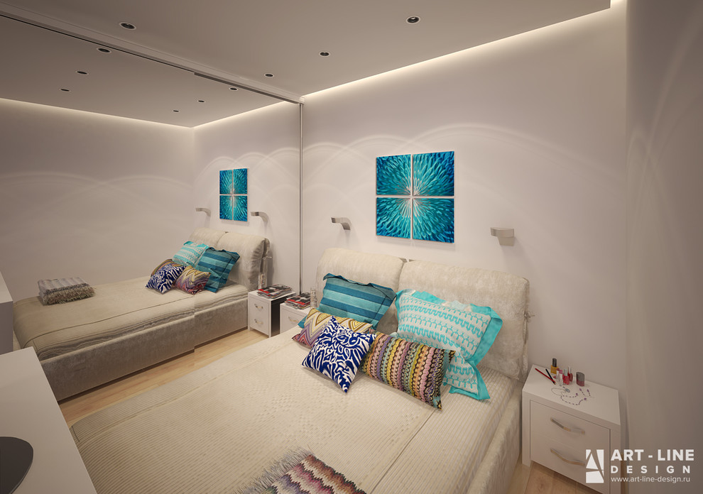 Идея дизайна: маленькая хозяйская спальня с белыми стенами, светлым паркетным полом и бежевым полом для на участке и в саду