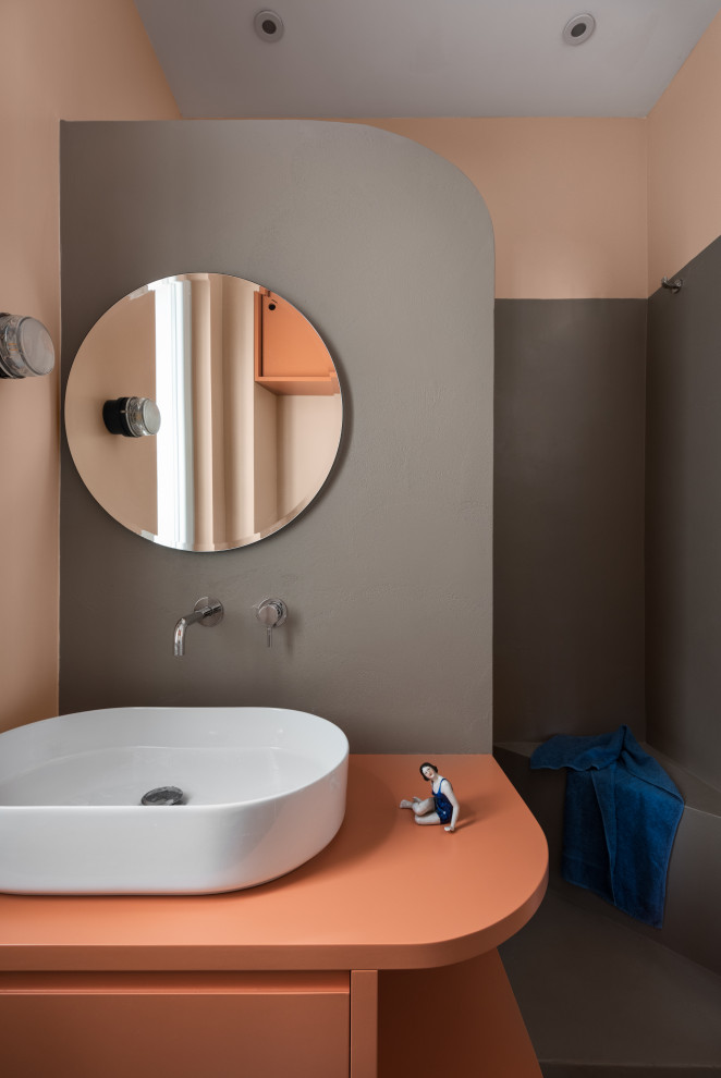 Идея дизайна: маленькая ванная комната в современном стиле с плоскими фасадами, оранжевыми фасадами, душем в нише, раздельным унитазом, бежевыми стенами, полом из керамогранита, душевой кабиной, настольной раковиной, столешницей из дерева, синим полом, открытым душем, оранжевой столешницей, тумбой под одну раковину и напольной тумбой для на участке и в саду