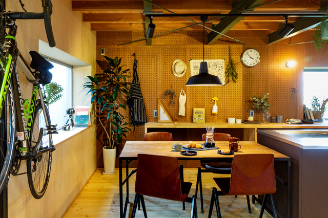 倉庫 リノベーション 趣味を楽しむガレージ暮らし Industrial Dining Room Other By 株式会社i D Works Houzz Au