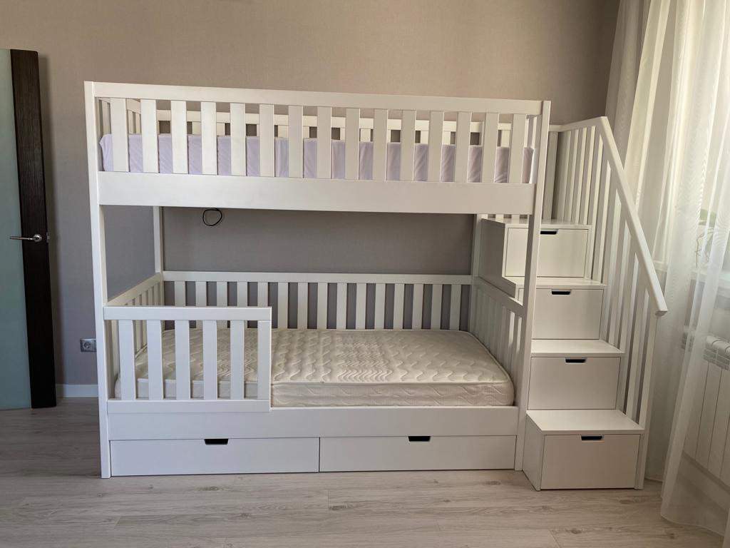 Двухъярусная кровать с лестницей-комодом
