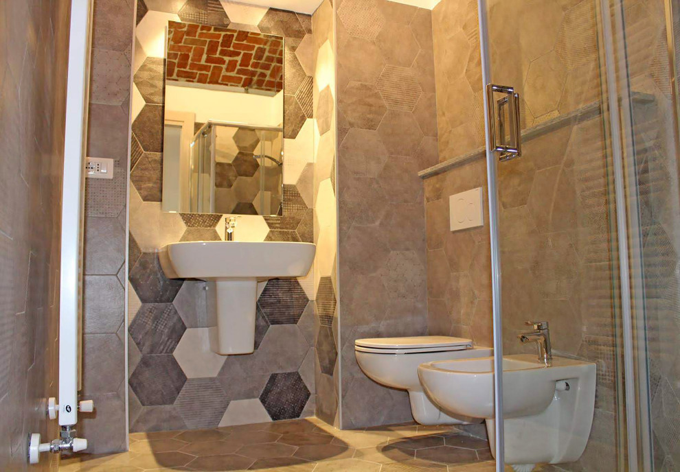 Источник вдохновения для домашнего уюта: ванная комната среднего размера в классическом стиле с угловым душем, инсталляцией, бежевой плиткой, керамогранитной плиткой, белыми стенами, полом из керамической плитки, душевой кабиной, подвесной раковиной, бежевым полом, душем с раздвижными дверями, тумбой под одну раковину и сводчатым потолком