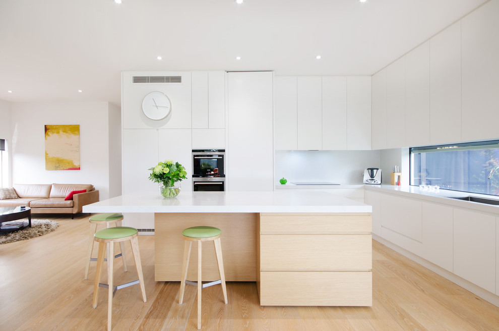 Inspiration for a modern l-shaped kitchen in Melbourne with with island.