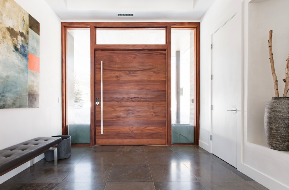 Diseño de comedor nórdico grande abierto con paredes blancas, suelo de mármol y suelo marrón