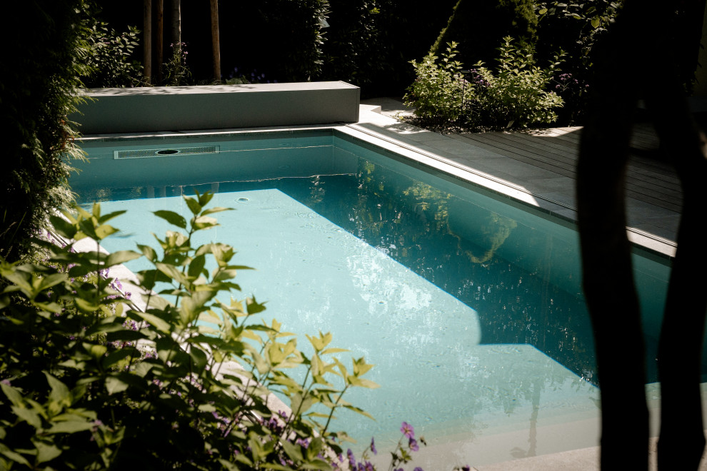 Moderner Pool in Sonstige