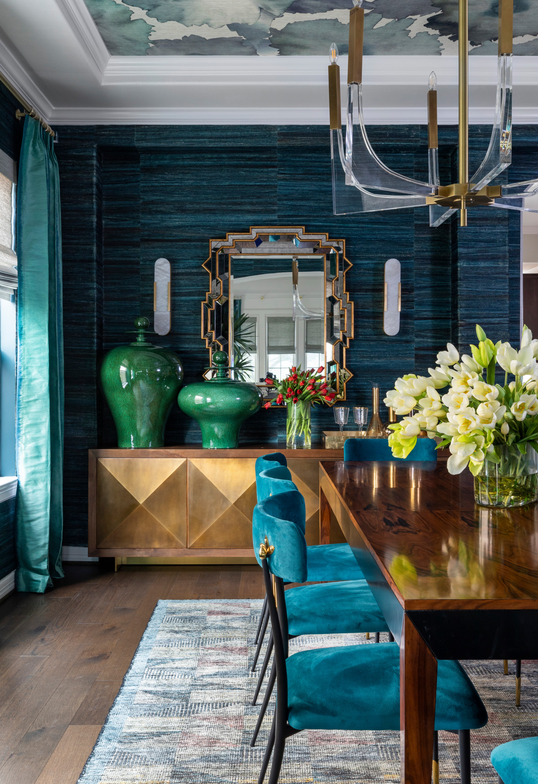 ターコイズブルーのおしゃれなリビング (クロスの天井) のインテリア