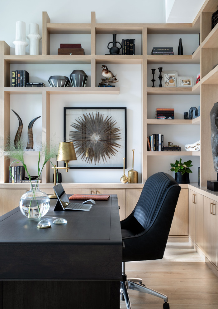 Idee per un ampio ufficio classico con pareti bianche, parquet chiaro e scrivania autoportante