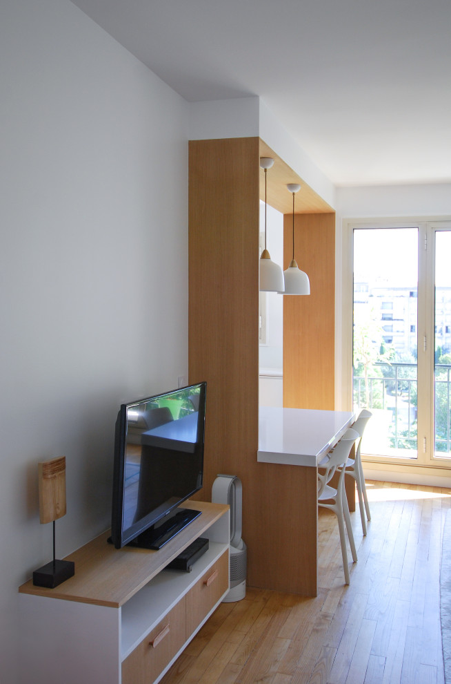 Идея дизайна: маленькая гостиная-столовая в современном стиле с белыми стенами, полом из керамической плитки и бежевым полом для на участке и в саду