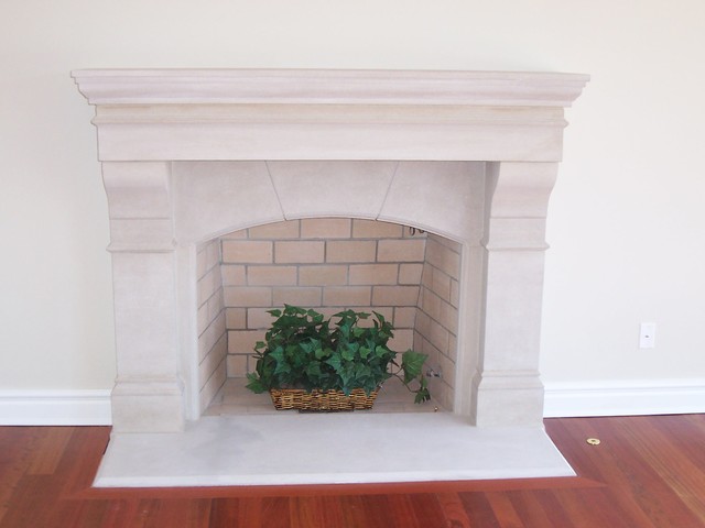Custom Limestone Fireplaces klassisch-wohnzimmer
