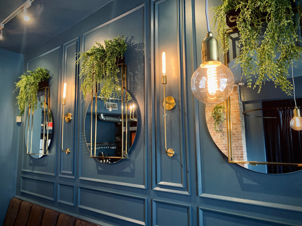 Stilmix Esszimmer mit blauer Wandfarbe, dunklem Holzboden und Wandgestaltungen in New York