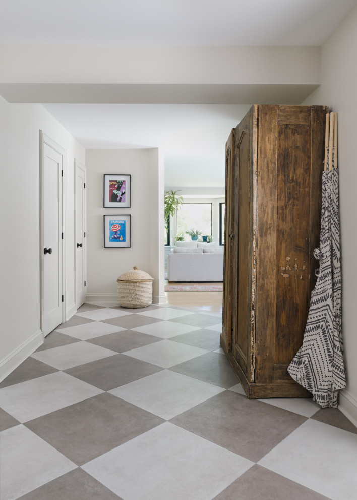 Example of a transitional entryway design in Ottawa