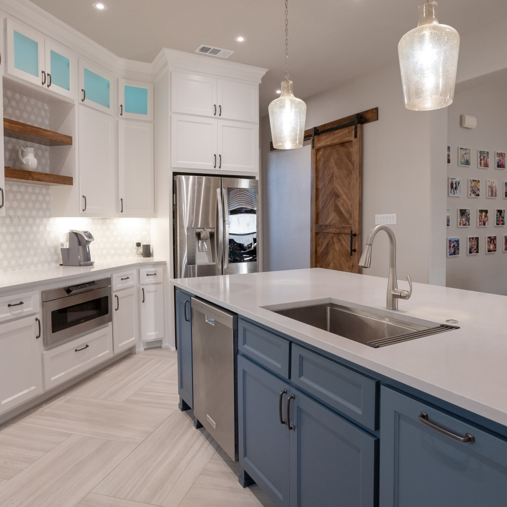 Kitchen - transitional kitchen idea in Dallas