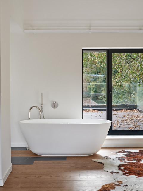 St Albans contemporary-badrum