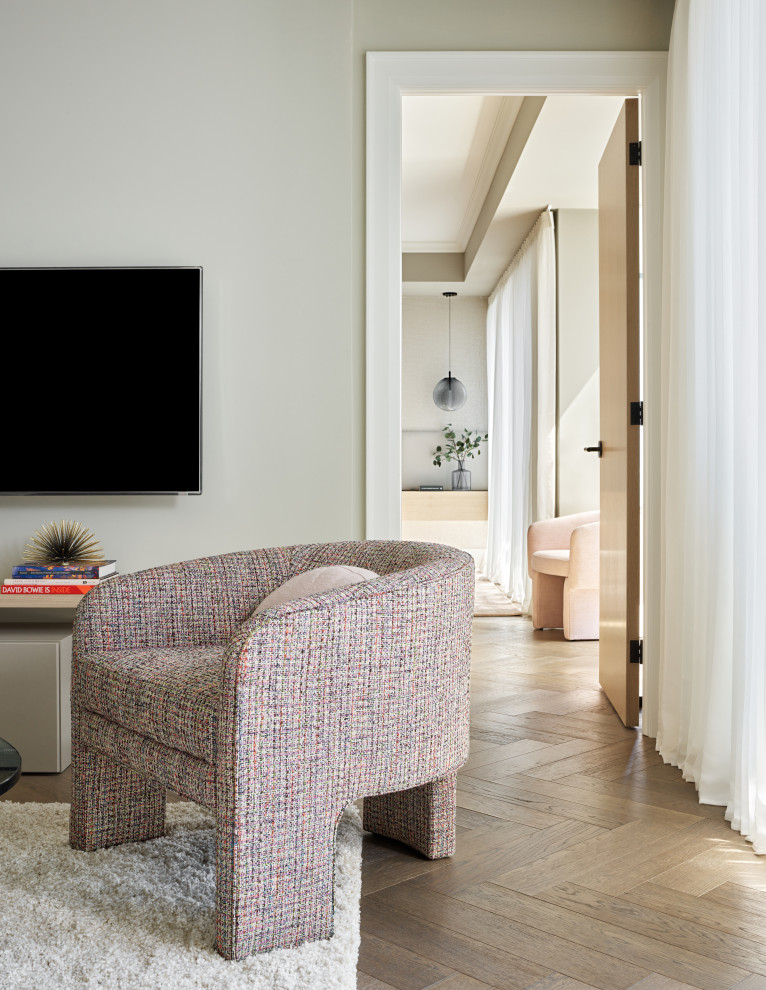 Foto de salón abierto minimalista de tamaño medio con paredes grises, suelo de madera en tonos medios y televisor colgado en la pared