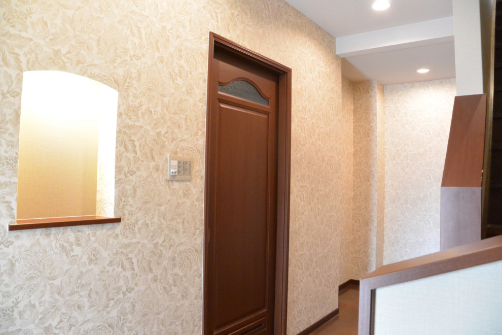 На фото: коридор в стиле фьюжн с бежевыми стенами, полом из фанеры, коричневым полом, потолком с обоями и обоями на стенах с
