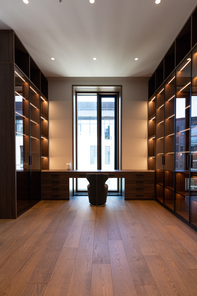 Гардеробная комната с распашными стеклянными RPE фасадами