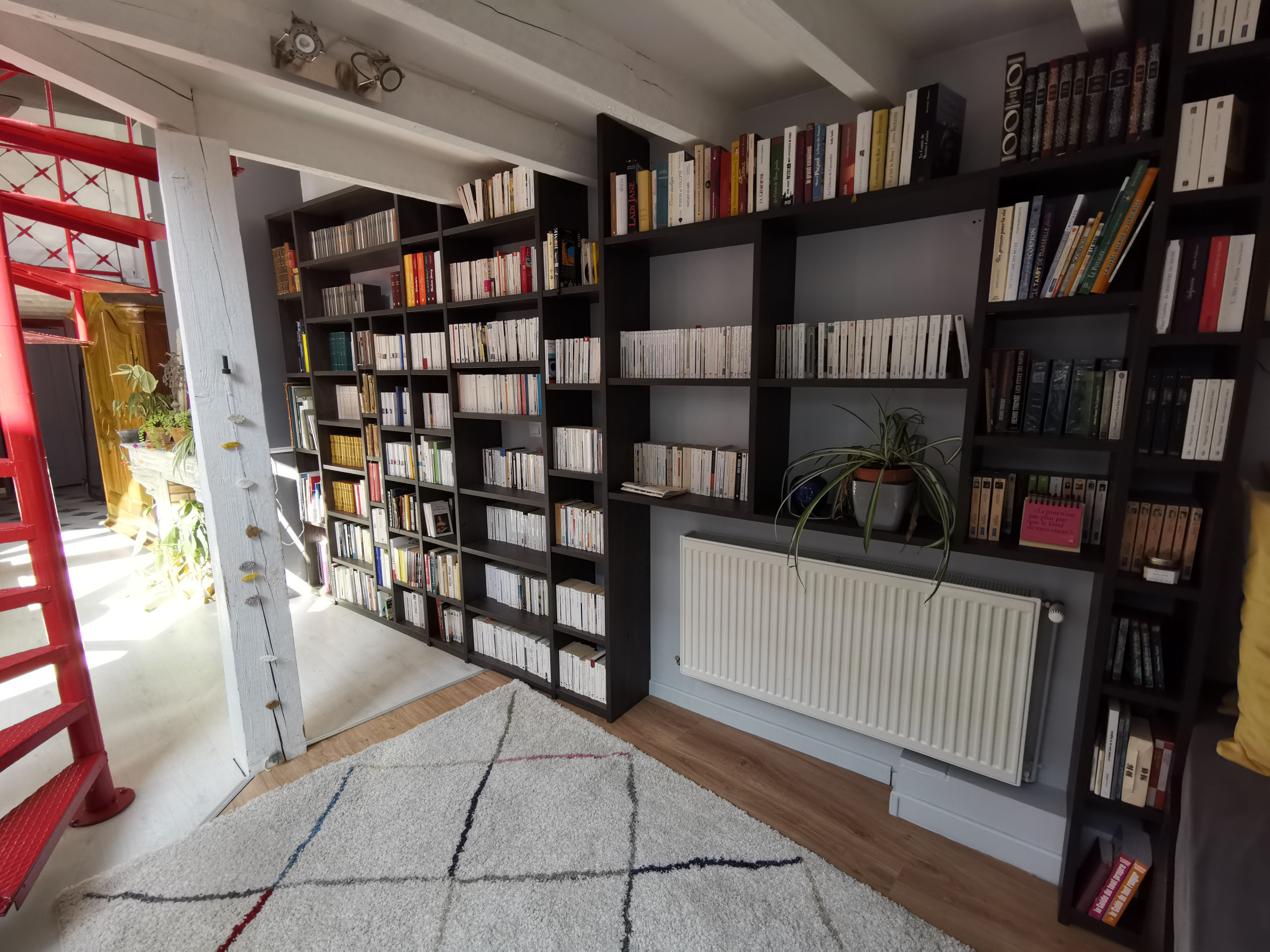 Bibliothèque avec coin lecture