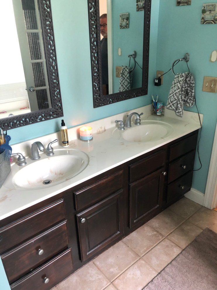 This is an example of a modern bathroom in Charlotte.