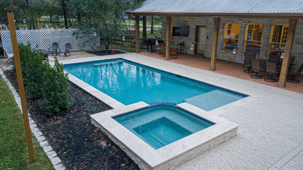 Idée de décoration pour une piscine arrière champêtre de taille moyenne et rectangle avec un bain bouillonnant et une terrasse en bois.