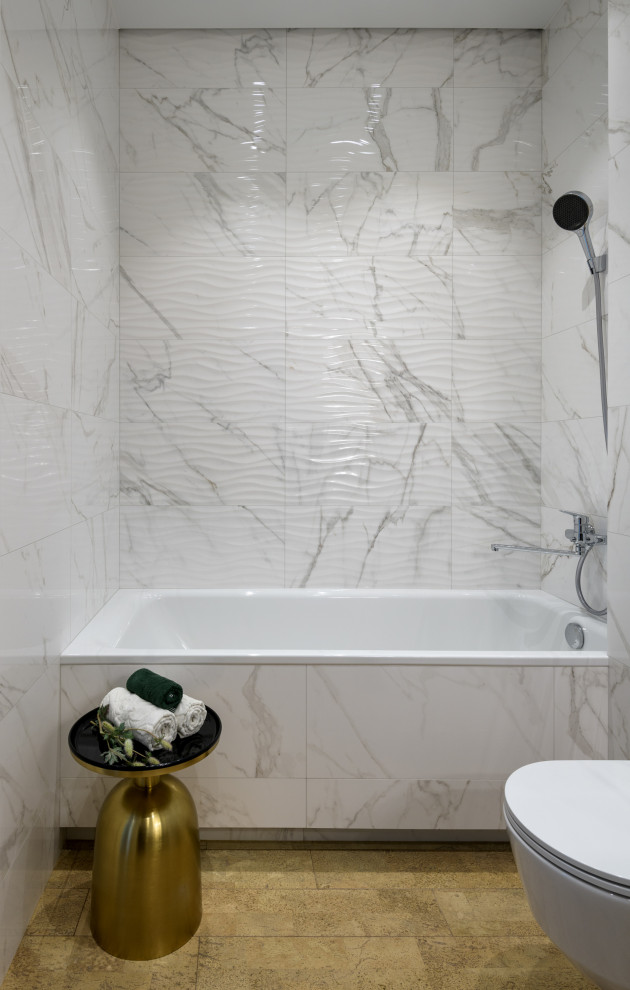 Пример оригинального дизайна: главная, серо-белая ванная комната среднего размера: освещение в современном стиле с плоскими фасадами, серыми фасадами, полновстраиваемой ванной, инсталляцией, белой плиткой, керамогранитной плиткой, белыми стенами, пробковым полом, врезной раковиной, столешницей из искусственного камня, бежевой столешницей, тумбой под одну раковину и напольной тумбой