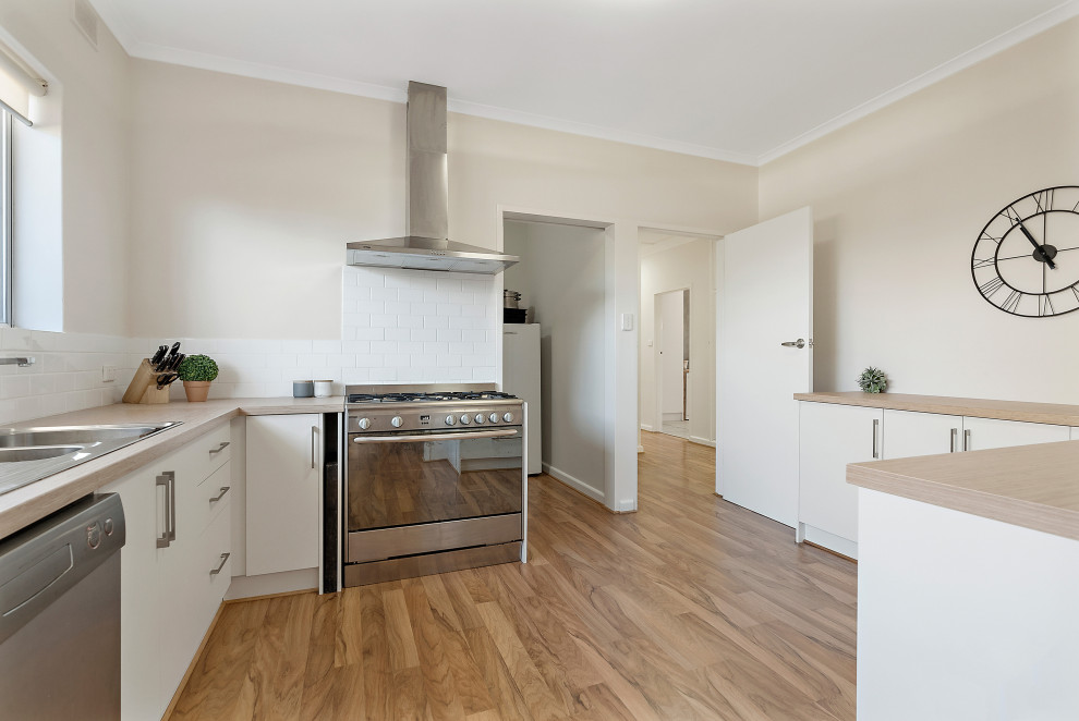 Design ideas for a contemporary kitchen in Adelaide.