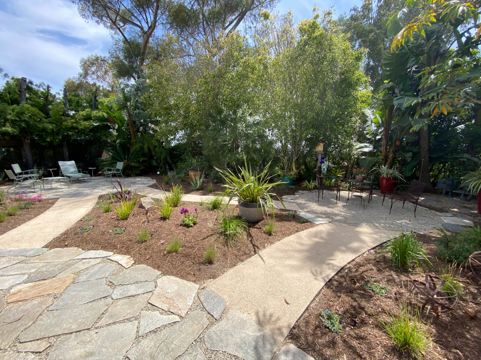 Kleiner, Halbschattiger Stilmix Garten hinter dem Haus mit Blumenbeet und Natursteinplatten in San Diego