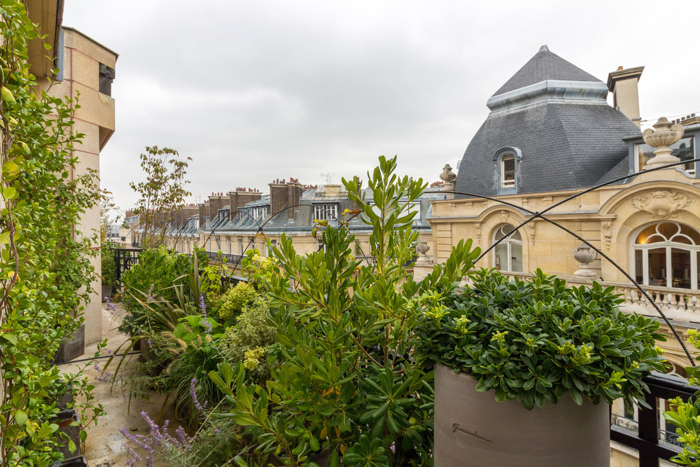 Cette image montre un petit balcon rustique avec un garde-corps en métal.