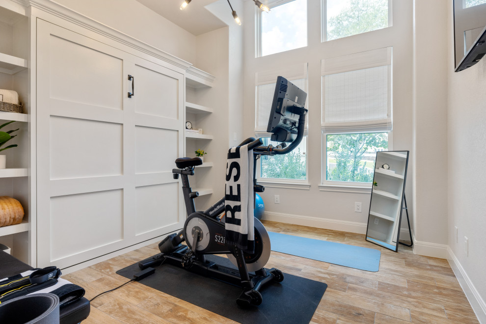 Country home gym photo in Austin