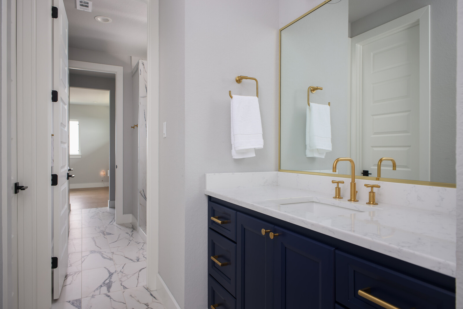 Modern: 4,950 ft², 4 BR/4 BA/2 ST home