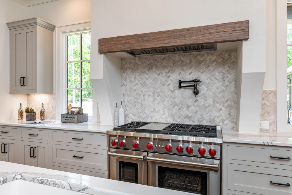 Inspiration for an u-shaped medium tone wood floor and brown floor kitchen remodel with an undermount sink, shaker cabinets, gray cabinets, quartz countertops, gray backsplash, mosaic tile backsplash, stainless steel appliances, an island and gray countertops