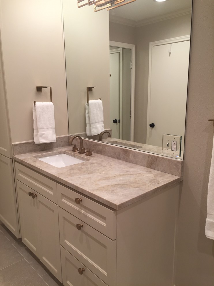 Example of a transitional home design design in Dallas