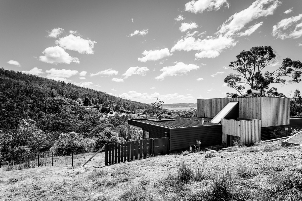 Inspiration for a contemporary home design in Hobart.