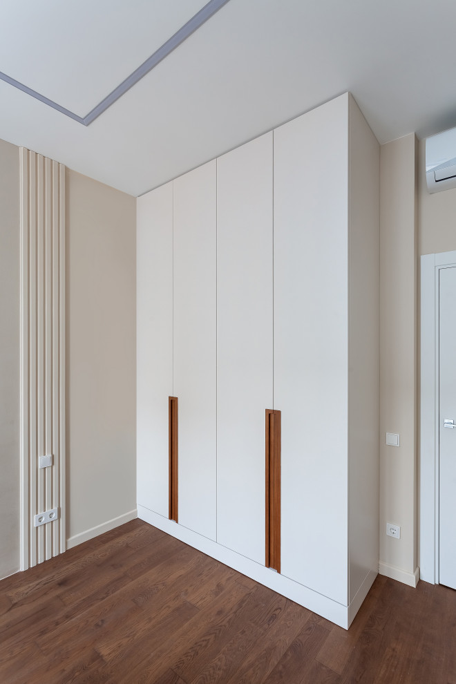 Шкаф с интегрированными ручками из массива и комбинированными фасадами